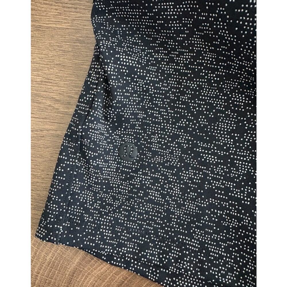 NWOT Womens Lululemon On The Fly Short (2.5") Size 4 - Picture 4 of 6